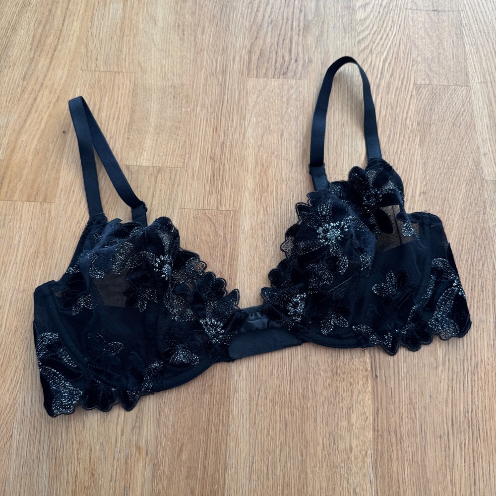 Victoria's Secret 34D Very Sexy Low Cut Demi Black Lace Velvet Underwire Bra